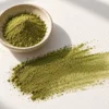 Green Maeng Da Kratom-Blattpulver in grünen bis olivgrünen Farbtönen