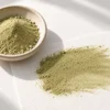 White Maeng Da Kratom-Blattpulver in hellen beige- bis olivgrünen Farbtönen